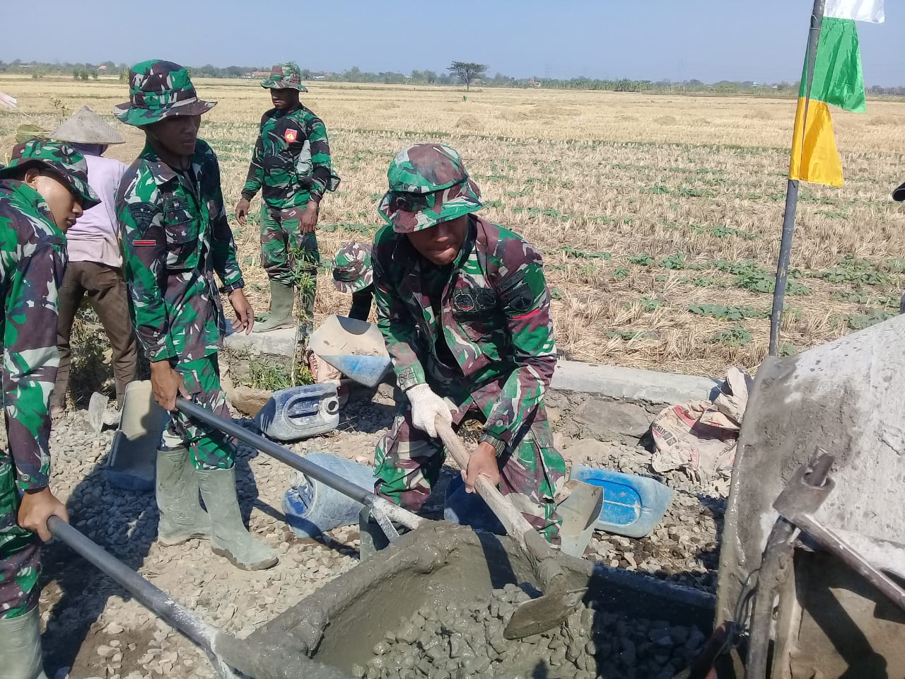 Mirip "Perang Cangkul" Saat TNI dan Warga Kerja di Lokasi TMMD