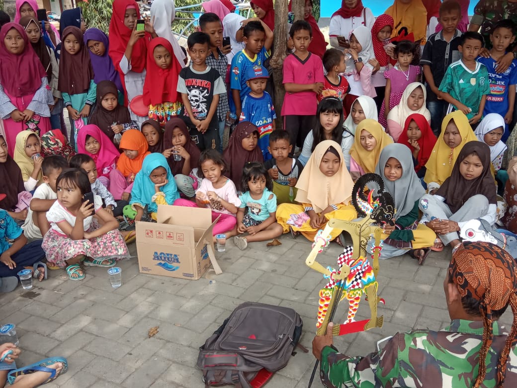 Antusias Sukaenah melihat Wayang kulit Dadakan