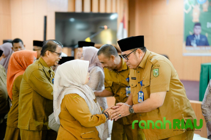 Ketua DPW Disdik Riau, Yuli Arnita bagikan 200 Paket Sembako Ramadhan