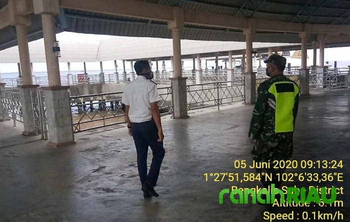 Babinsa Koramil 01 Bengkalis Laksanakan Penerapan Disiplin di Pelabuhan BSL