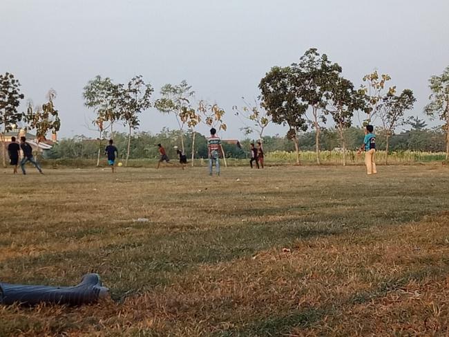 Serunya Remaja Main Bola di Lapangan Desa Jatimulya
