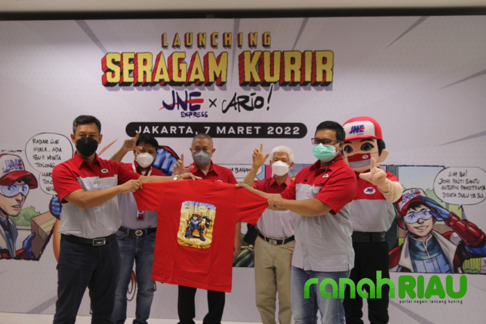 Tampil Beda, JNE resmikan seragam kurir karya Ilustrator Marvel and DC Comics Ario Anindito