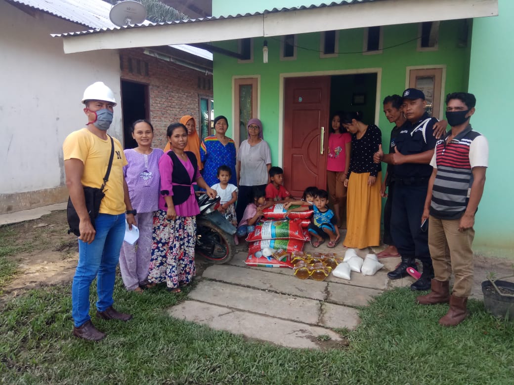 Bagikan Sembako ke Masyarakat Lingkungan Setiap Bulannya oleh PKS PT. PCR Duri