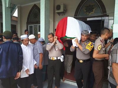 Tanpa Sungkan, Wakapolresta Pekanbaru Turut Menggali Kubur Jenazah Alm IPDA Sutarmuji Pamin