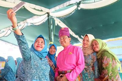 Wahhh Seru.. Masyarakat Antusias Berselfie Dengan Bupati Inhil... 