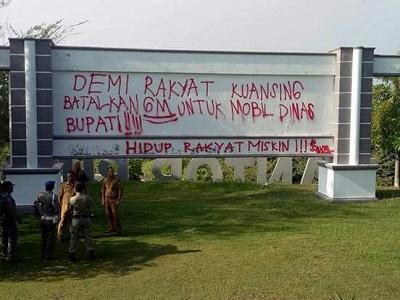 Wahhh... Plang Kantor Bupati Kuansing Dicoret OTK, Koq Bisa.? Ini Jelasnya...