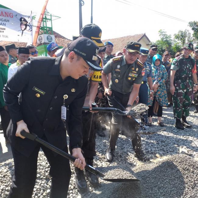 Danrem Buka TMMD Dengan Meratakan Pasir DI Jalan