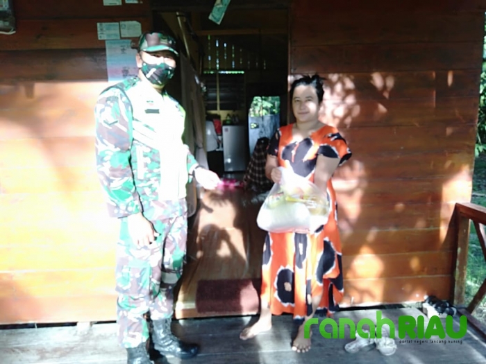 Berbuat Terbaik Demi Rakyat, Serda Andi Chandra Kesuma Babinsa Koramil 01/Bengkalis Berikan Sembako 