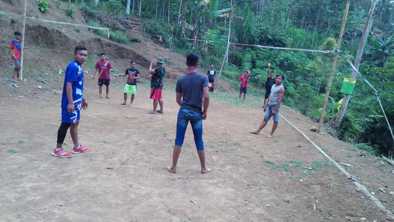 Tanpa Alas Kaki Tak Menyurutkan Tim TMMD Berolahraga Sore