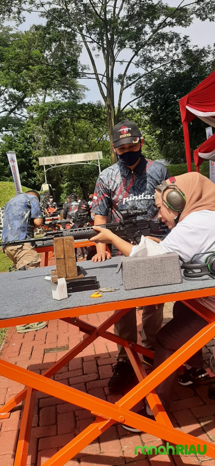 Score Tertinggi, Hj. Mimi Lutmila Juarai Lomba Menembak Wanita IA ITB Bersama PT. Pindad
