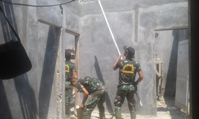 17 Hari  Berjalan Satgas TMMD Kodim 0507/Bks Bersama Warga Selesaikan Acian Rumah Amas