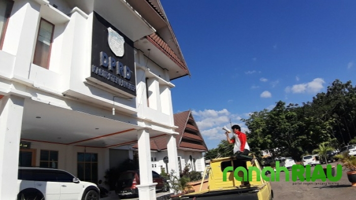 Mahasiswa Ini Demo Seorang Diri di Gedung DPRD