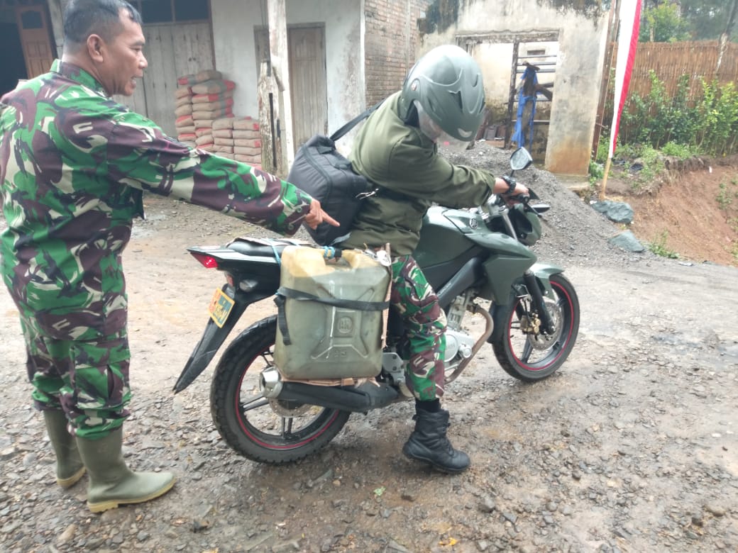 Lokasi Dropping Di Lereng, Warga Ojek Semen di Lokasi TMMD