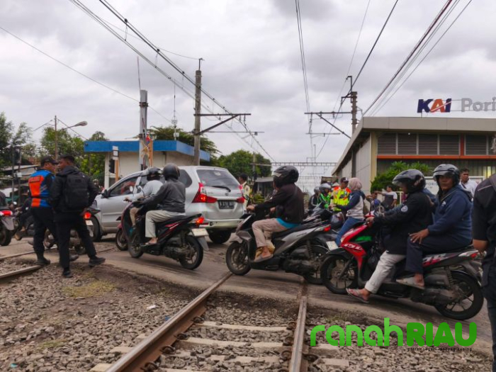 Poris trending di X, KRL Bandara Tergelincir Usai Tabrak Truk Sekoci di Perlintasan