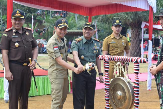 Bareng Dandim, Bupati Pukul Gong Tanda TMMD Reg 105 Mulai