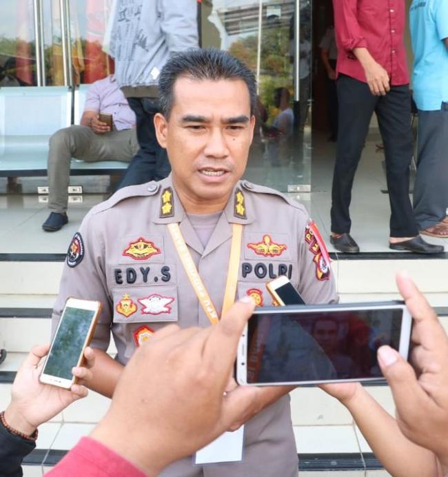 Patuhi rambu-rambu lalu lintas, tidak menerobos lampu merah (traffic light),