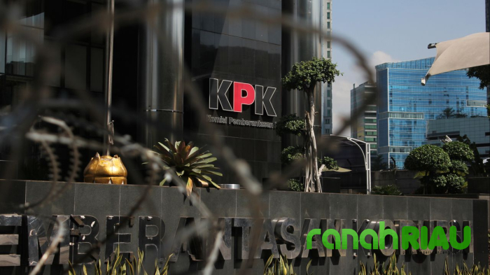 Hasto tersangka, PDIP Manut ke Prabowo? ini Kata Pengamat