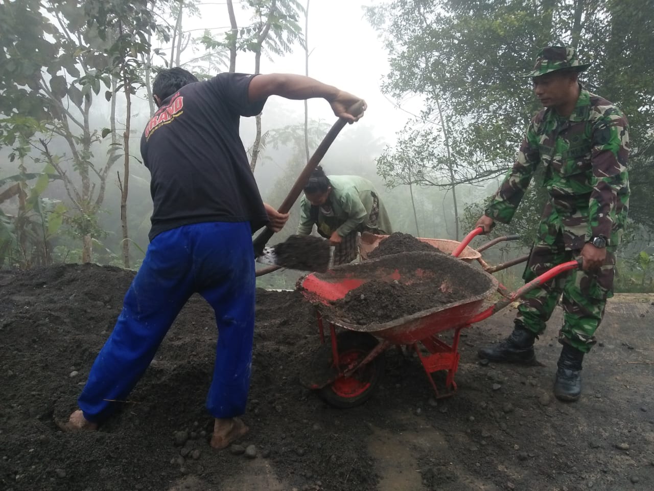 Ditengah Cuaca Hujan, Lingsir Material Tetap Jalan