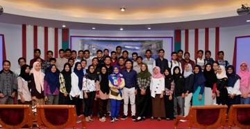 Intsiawati Memotivasi Mahasiswa Untuk Mengabdi Kepada Daerah