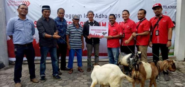 Telkomsel Serahkan 740 Ekor Hewan Kurban