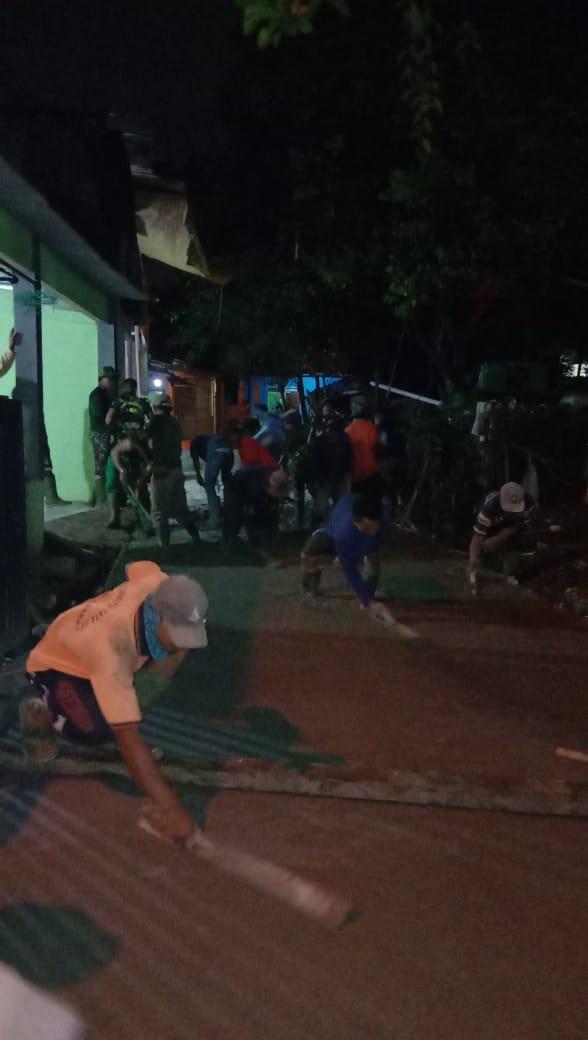 Keharmonisan Warga Bersama Satgas TMMD Mengerjakan Pengecoran Jalan Desa