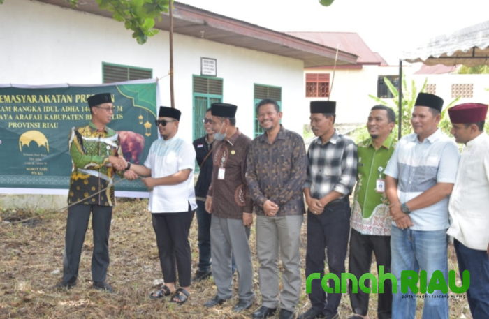 Bupati Bengkalis Serahkan Hewan Kurban dari Presiden RI ke Masjid Arafah Duri