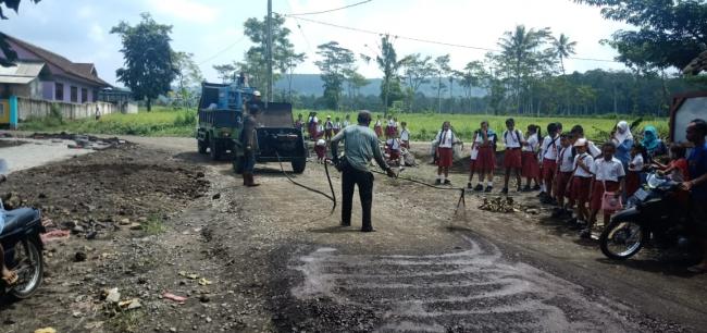 Satgas TMMD 104 Jember Pastikan Material Aspal Cukup di Lokasi Pengaspalan