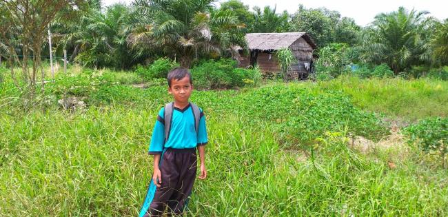 Kisah Supri, Bocah SD di Sei Bakau Rohil Jalan kaki 10Km Kesekolah