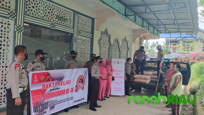 Polsek Kuantan Mudik Gelar Bakti Religi, Sekaligus Menyalurkan Bantuan Untuk Pembangunan Mesjid