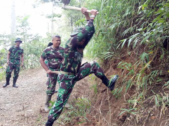 Warga Dompyong Gotong Royong Lebarkan Jalan