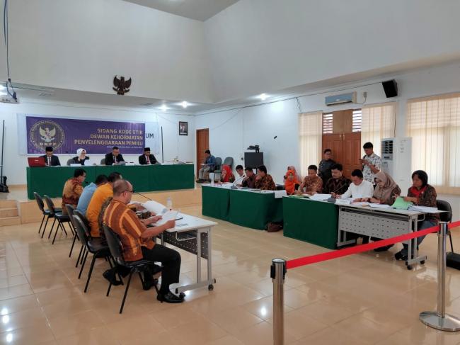 Point Pokok ini Dibacakan Tegas Suhardiman Amby Dihadapan DKPP