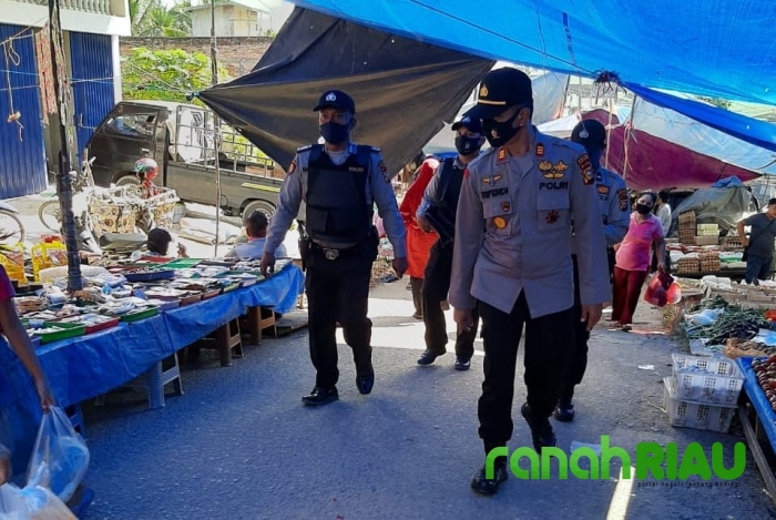 Sosialisasikan Kebiasaan baru, Kapolsek Ukui kunjungi Pasar