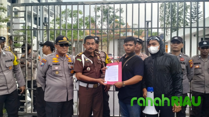 Tender Jembatan Sungai Pakning-Bengkalis Janggal, FKPMPR gelar Aksi depan Kejati Riau