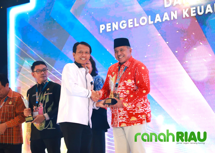 Bupati Siak Terima Anugerah Realisasi Peningkatan PAD Tertinggi Dari Mendagri