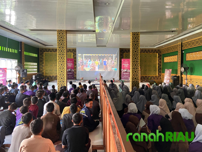 Sempena Hari Santri, KPU Riau gelar Nonton Bareng Santri Dar El Hikmah