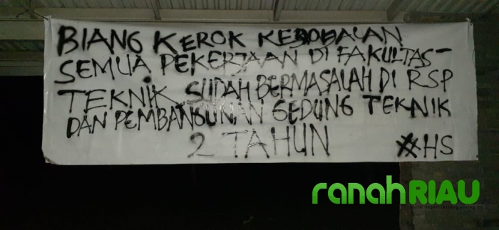 Spanduk bertuliskan Herman Siswanto sebagai biang kerok, beredar di Fakultas Teknik UNRI