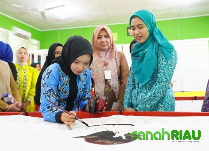 Dukung Potensi Siswa berkebutuhan Khusus, Henny Wahid Puji Karya Batik SLBN Pembina Pekanbaru