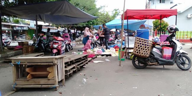 Tak becus mengurus pasar, Warga minta bupati tunda pembangunan tugu Adipura