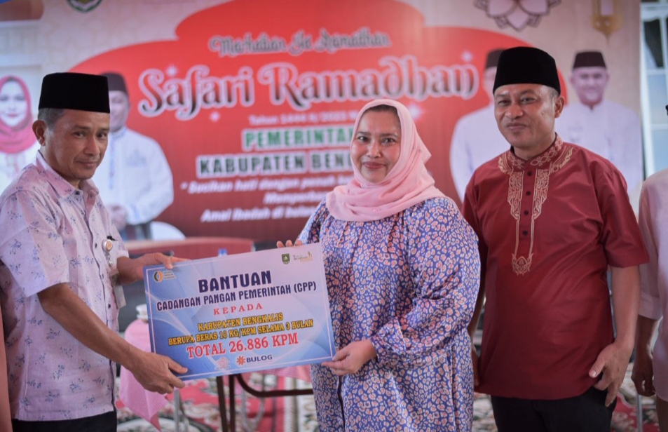 Wabup dampingi Bupati Bengkalis Serahkan Bantuan ke Anak Yatim dan Kaum Dhuafa