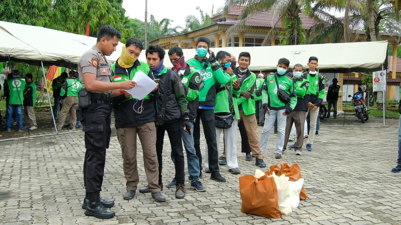 Polda Riau Bantu Masyarakat Terdampak Langsung Covid 19