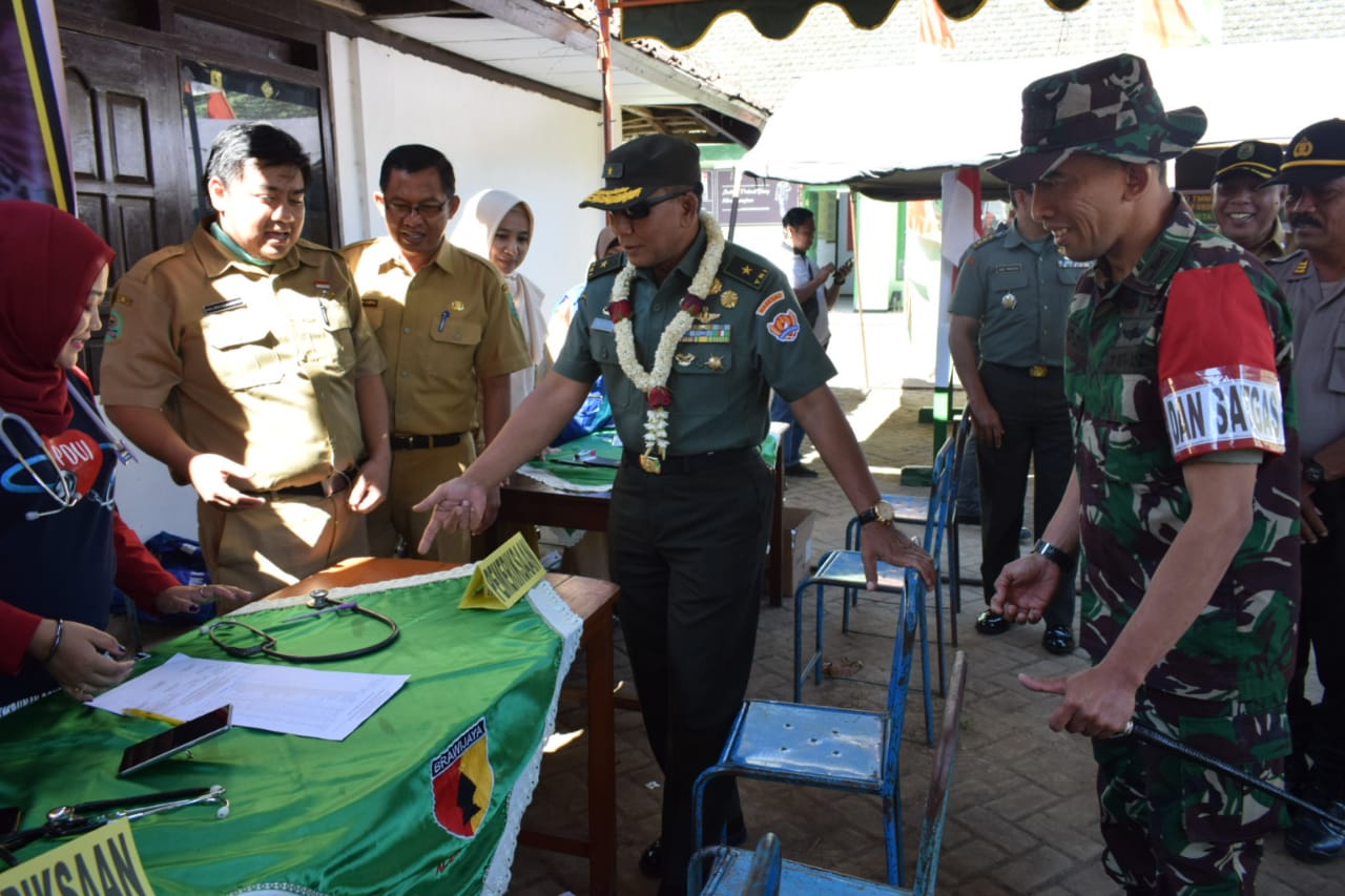 Selain Meninjau, Brigjen TNI Sucipto Juga Periksa Kesehatan Di Poskes TMMD
