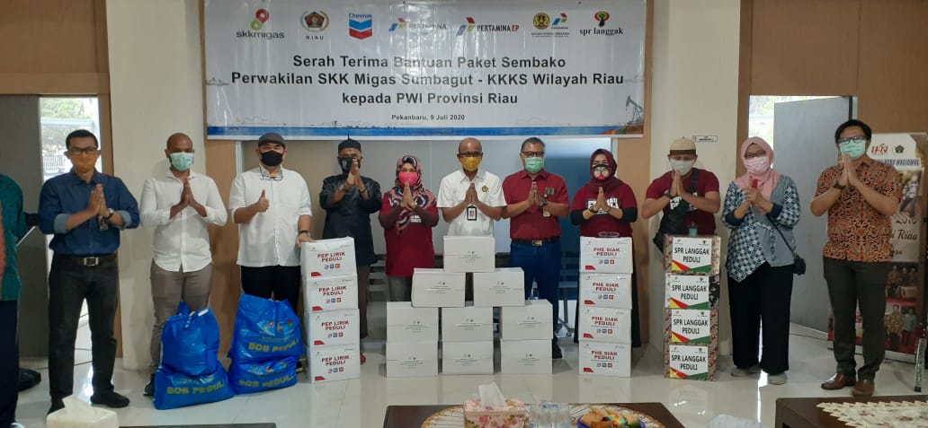 SKK Migas dan KKKS Serahkan Paket Sembako ke PWI Riau