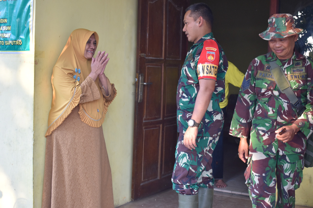 Warga Perlakukan Prajurit Satgas TMMD yang Tinggal di Rumah Mereka Seperti Keluarga