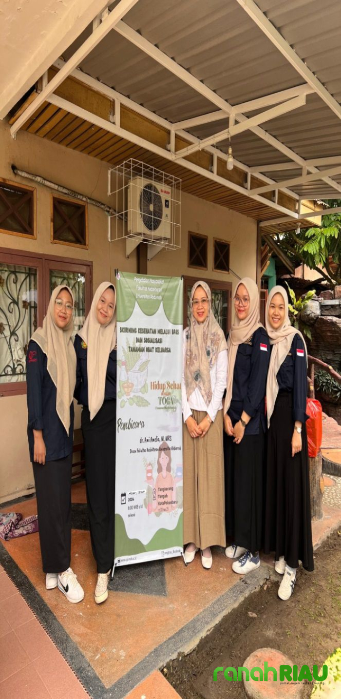 Skrining Kesehatan dan Edukasi Pemanfaatan Tanaman Obat Keluarga di RT 01 RW 21 Tangkerang Tengah