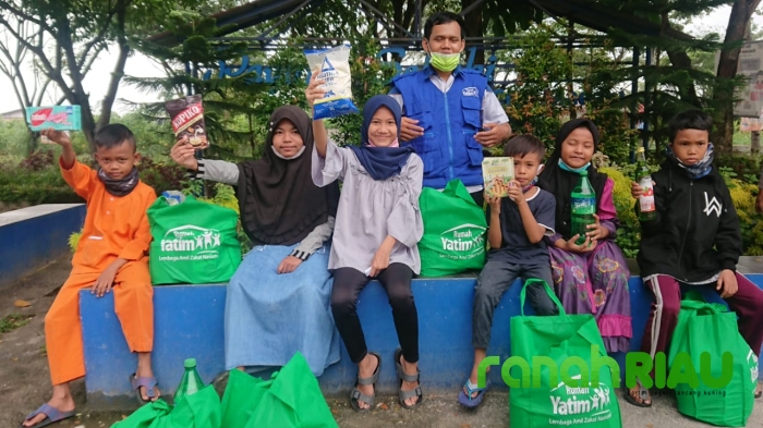 Puluhan Yatim di Kecamatan Payung Sekaki dan Muara Fajar Terima Parcel Lebaran