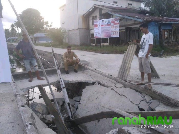 Warga Keluhkan Jembatan Yang Ambruk dan Aktivitas Terganggu