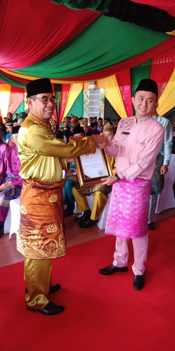 Bupati Kuansing Terima Penghargaan dari Bawaslu Provinsi