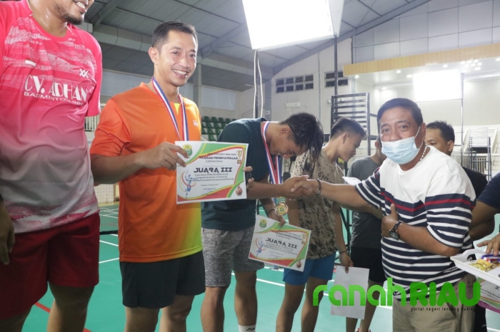 Kapolres AKBP Dian Raih Juara III Ganda di Home Tournamen PBSI Inhil