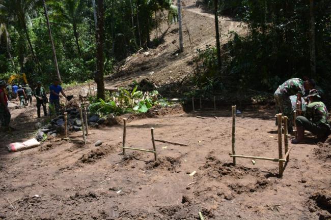 Dengan Penuh Semangat, Warga Bantu Satgas TMMD ke 104