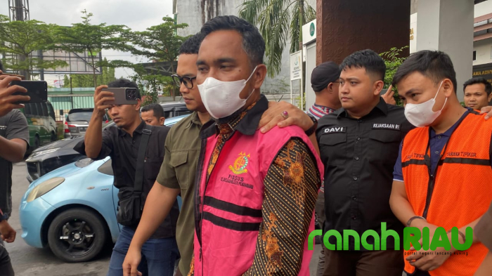 Kadiskominfo Pekanbaru ditangkap, Kasus Dugaan Korupsi Pengelolaan Konten